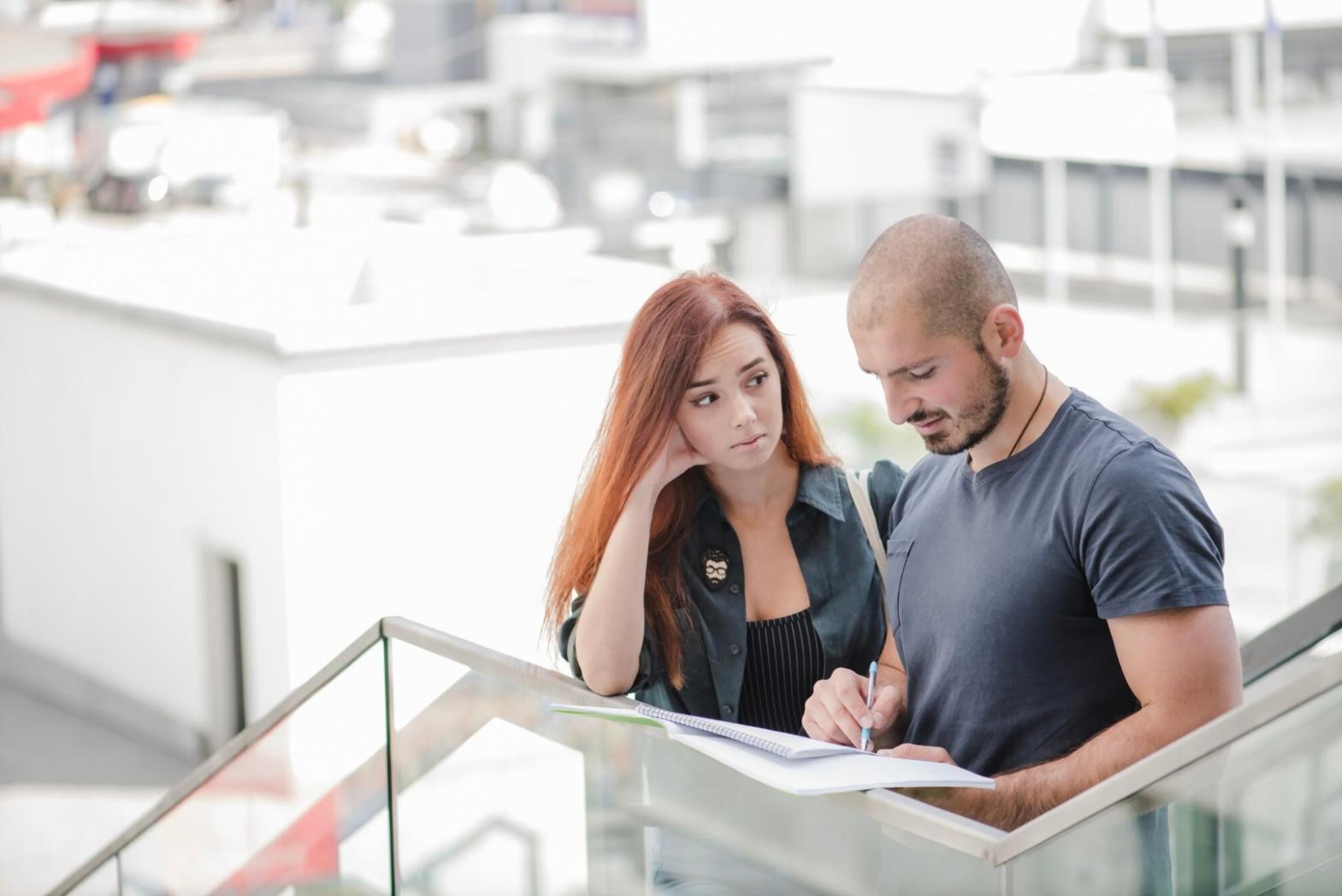 Studenten bei der Finanzplanung